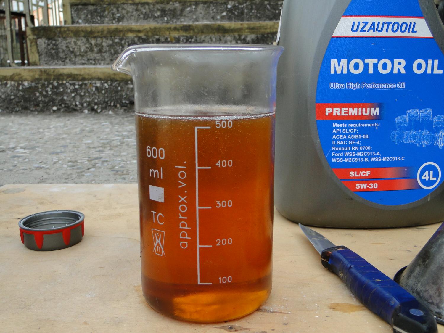 Литр масла на 50 литров бензина. Литр моторного масла. 100 Грамм моторного масла. Емкость для трансмиссионного масла. Мерка для масла моторного масла.
