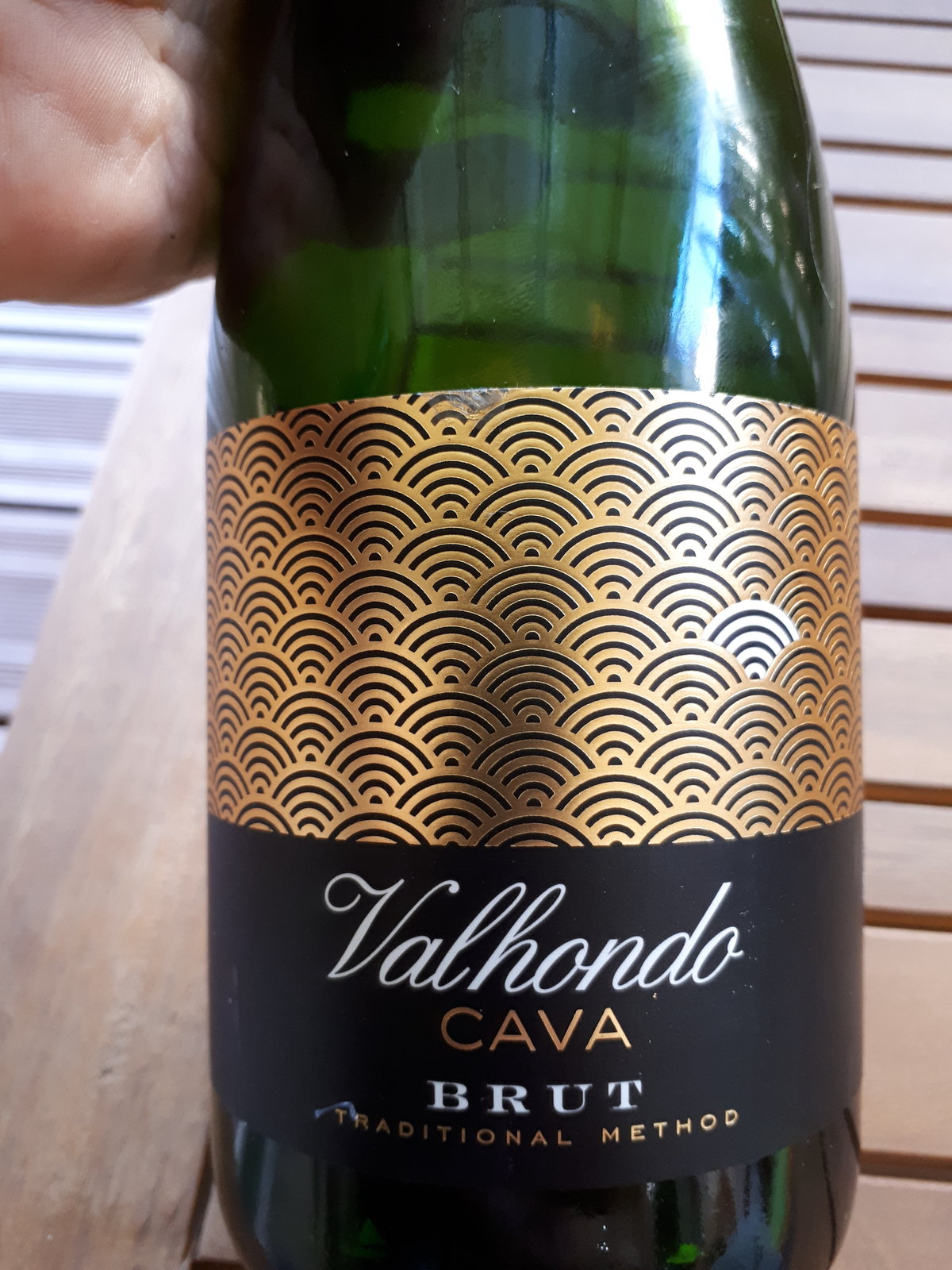 Кава вальхондо. Вино Valhondo Cava Brut. Cava Valhondo шампанское брют. Вино Cava Valhondo брют Испания. Valhondo Cava Brut Пятерочка.